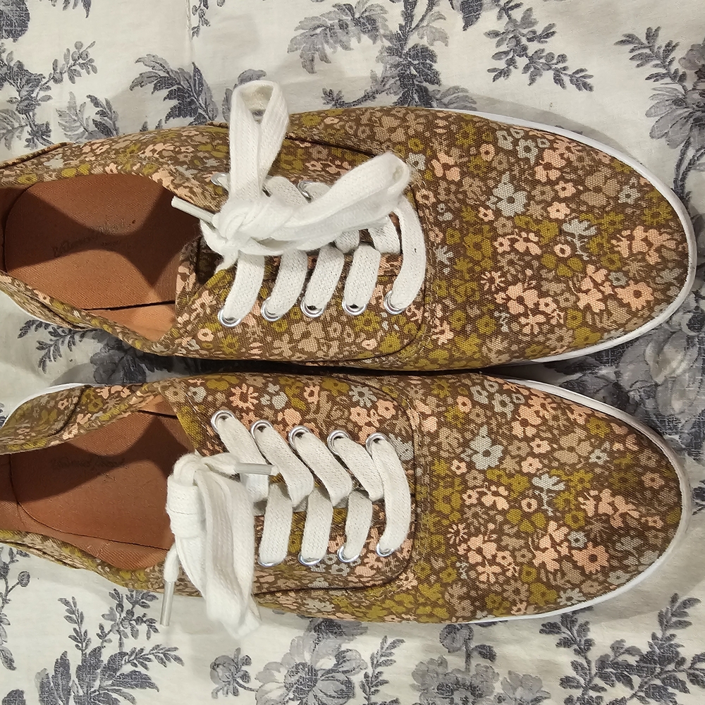 Universal Thread Floral Lace-Up Sneakers